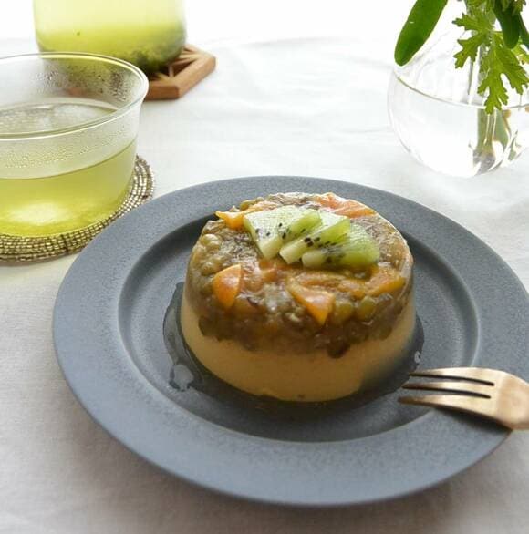 緑豆寒天ゼリーにドライフルーツを入れた様子