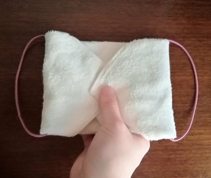 崩れないように持つ様子