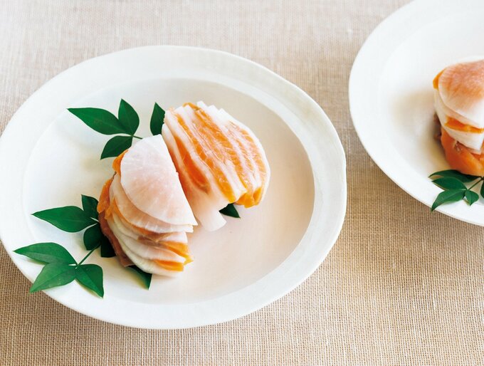 お皿に盛りつけられたスモークサーモンと大根のミルフィーユ