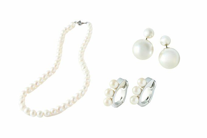 パールがあしらわれたネックレスとイヤリング、ピアス
