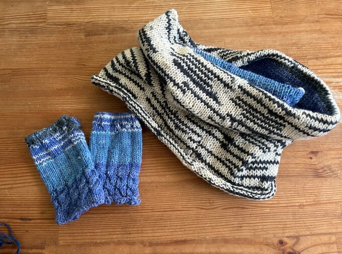 夜、スキマ時間に少しずつ編んでいます