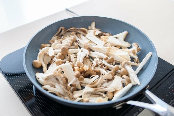 キノコを炒める