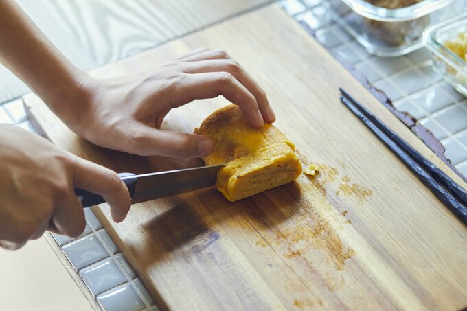 卵焼きを切る