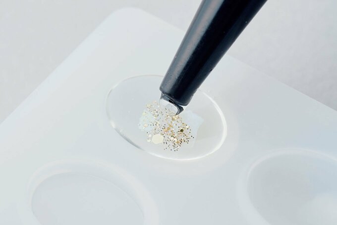 レジンを注いでLEDライトを照射する