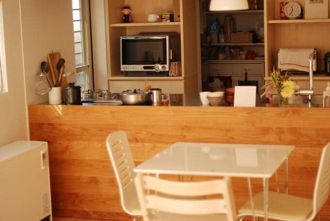 キッチンの背面にパントリーを設けたお宅