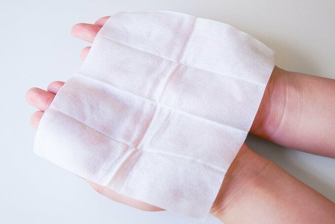 シートを手に広げている様子