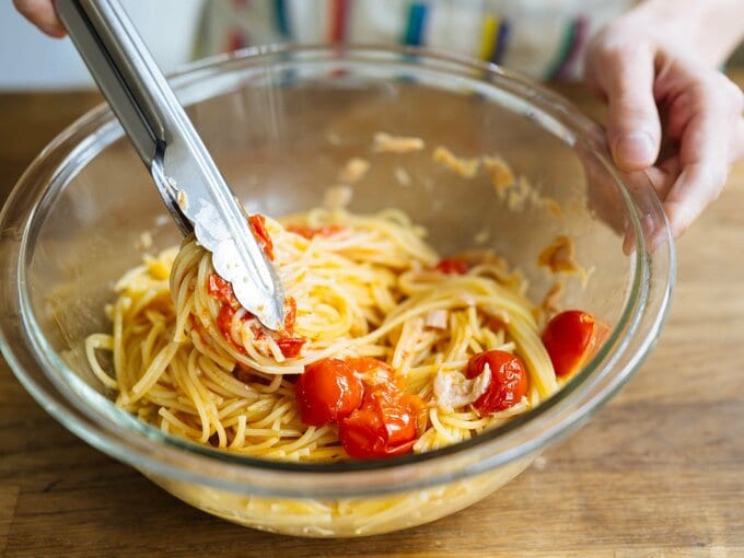 パスタを混ぜる