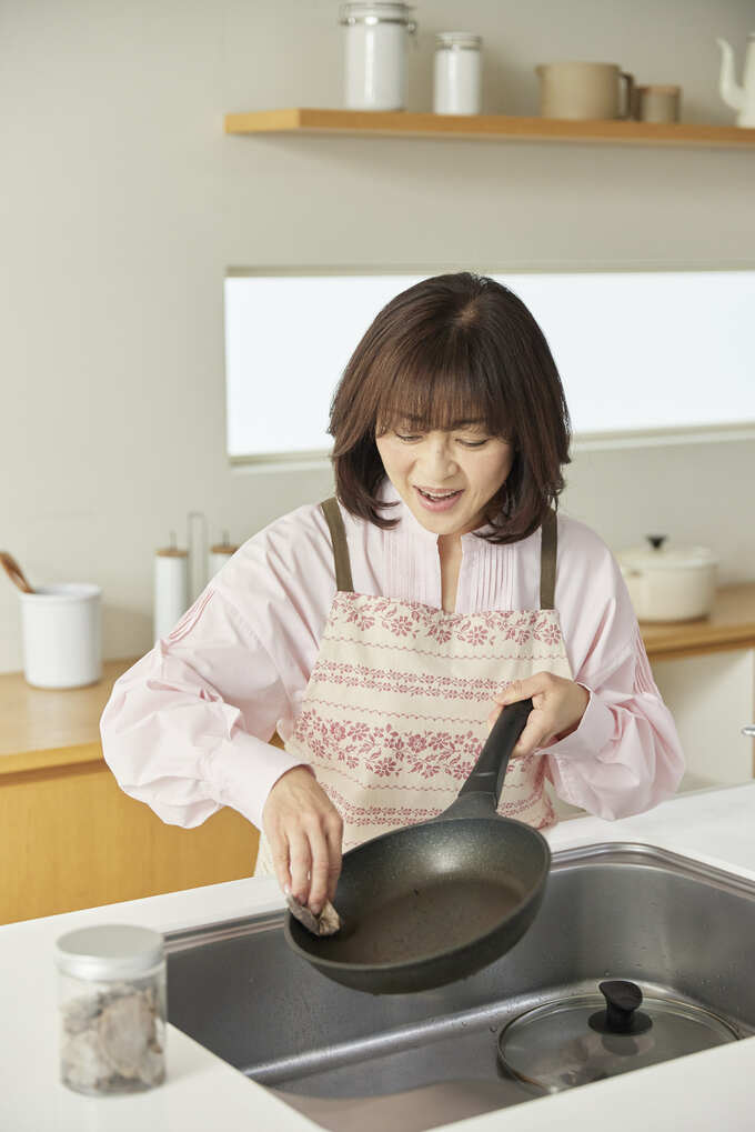 飲み終わったあとの紅茶のティーバッグは、フライパンを洗うときの必需品。こうやって、軽くこすると油汚れが落ちるんです。我が家では、夫とお義母さんが飲んだあとのティーバッグは捨てずにとっておきます。