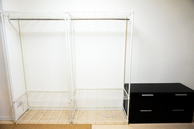 白いパイプのラック