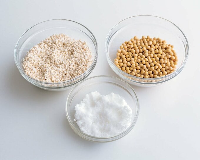 ガラスボウル3つに調味料