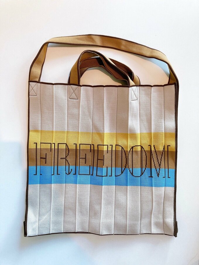 肩や手への負担が少ないニットバッグ