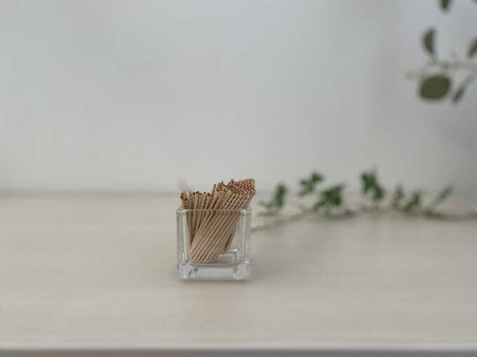 ガラス容器に爪楊枝