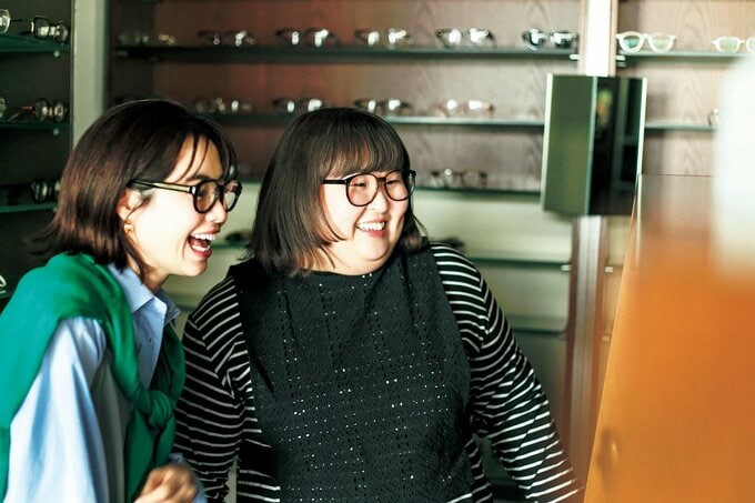 メガネをかけて笑う2人の女性