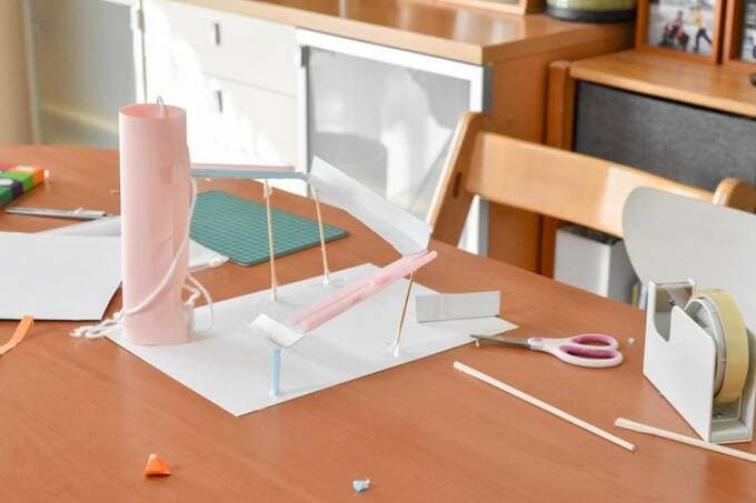 自宅で工作する様子