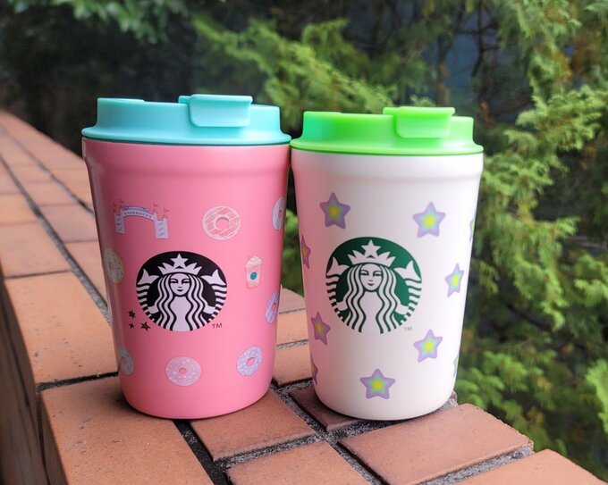 このカタチのタンブラーは理想的で、登場するたびに購入しています。左はスタバ日本上陸25周年を記念して販売された記念タンブラー。