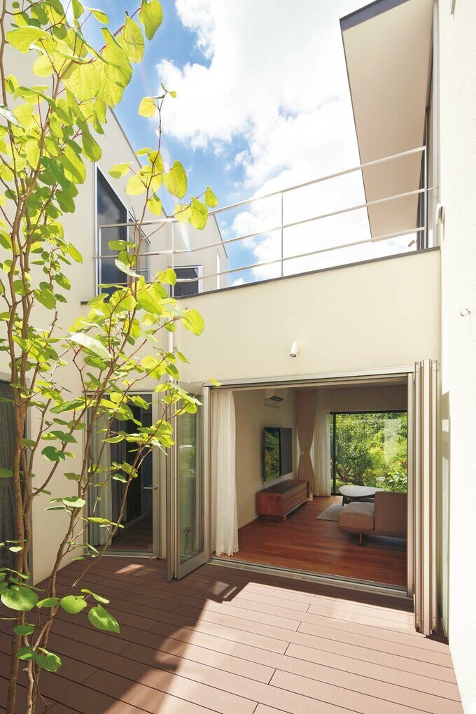 1階リビングやテラスが眺められる中庭