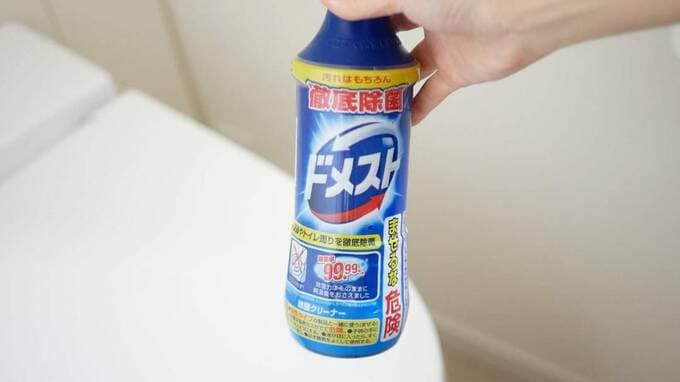 洗剤を持つ様子