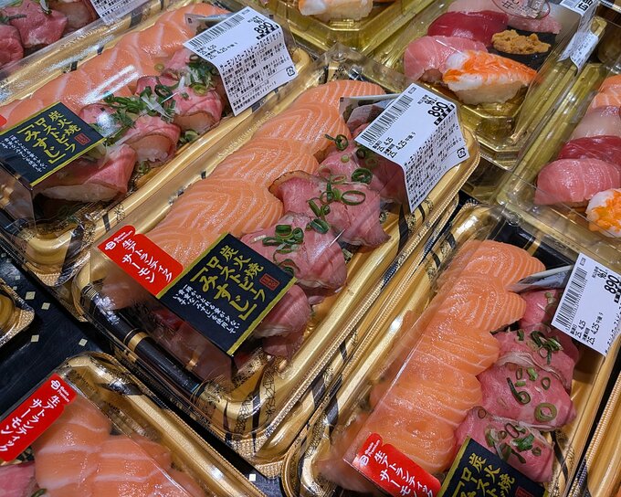 サーモンとローストビーフのにぎりセット 961円