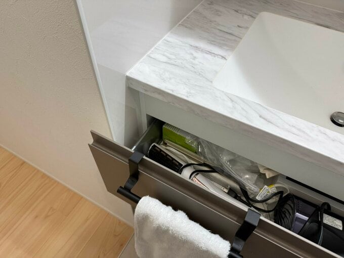 開閉するたびに壁と干渉する洗面台の引き出し収納