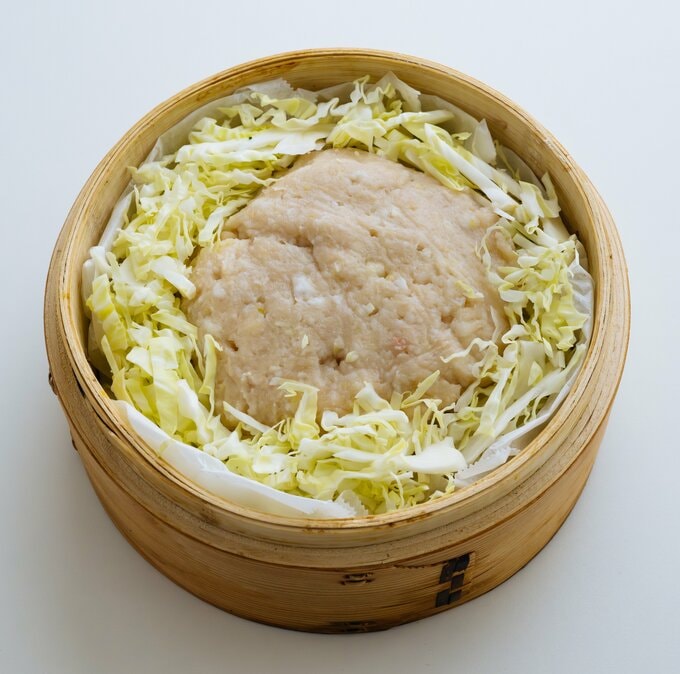 ひき肉をせいろに詰める