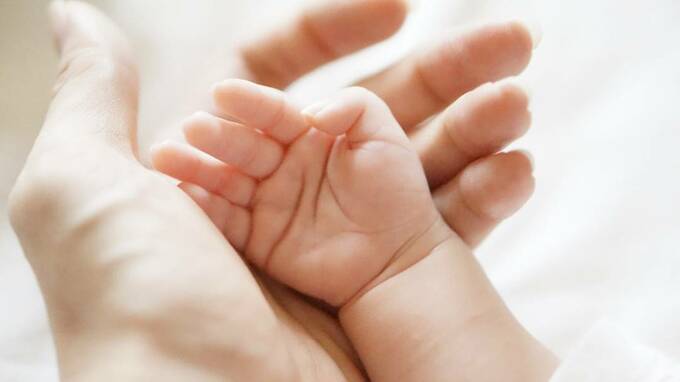 手が重なる様子