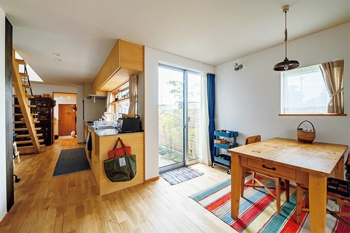 リビングからダイニング、キッチン、中庭を見たところ