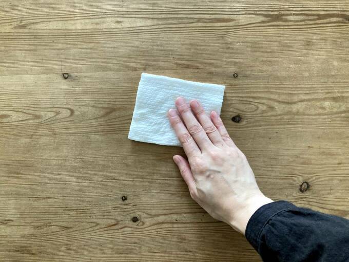 折りたたんだペーパータオルに手を添える