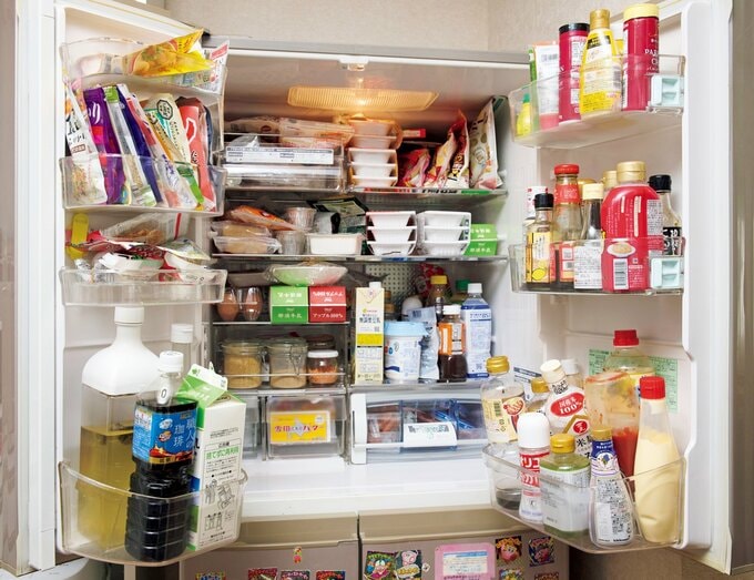 ドアポケットの隅々までものがぎっしり入った冷蔵庫