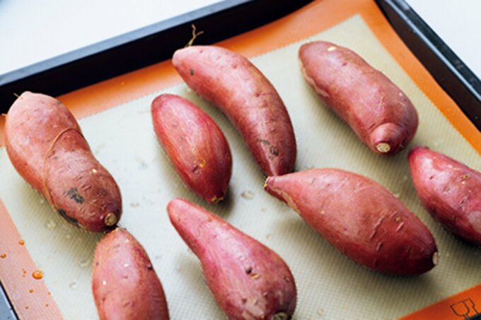 よく洗い天板に並べられたサツマイモ