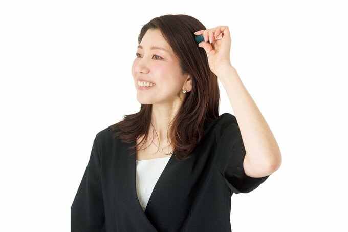 フェイスポインターを頭皮に当てる女性