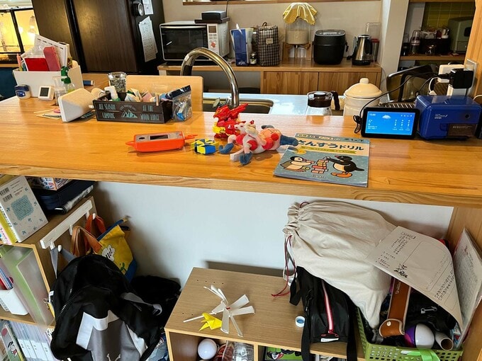 散らかっているカウンター回り