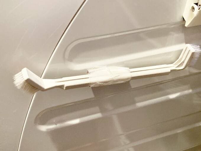 洗濯機横にブラシ