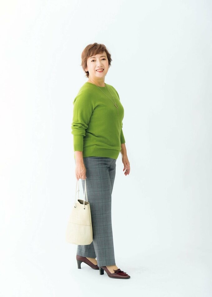グリーンセーター女性