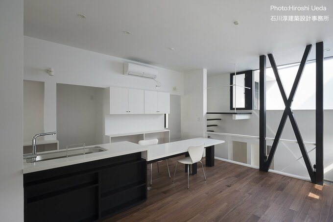 リビングの半層下に子ども部屋入り口を置いた例