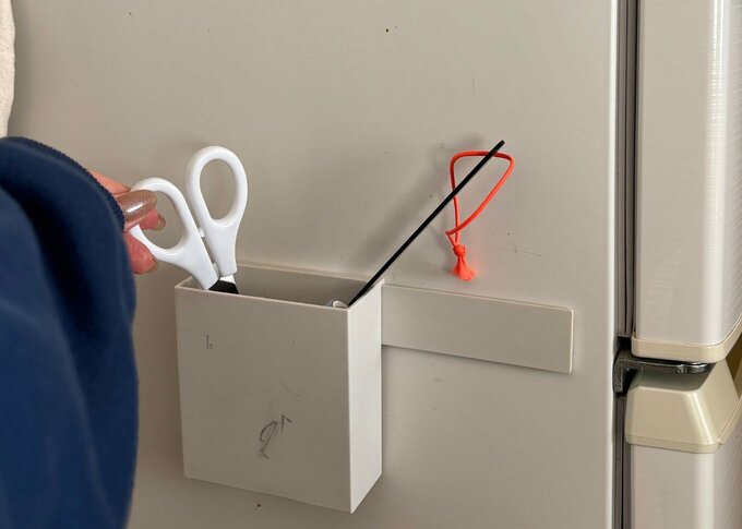 ゴミ箱の近くにハサミを置く