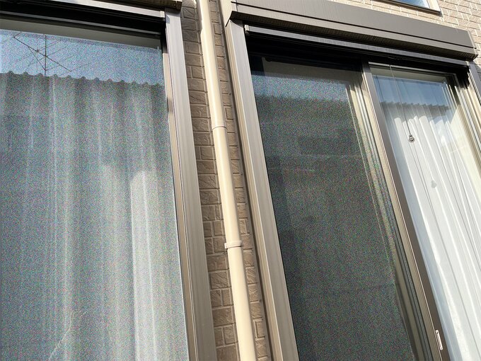 外から窓を見た様子