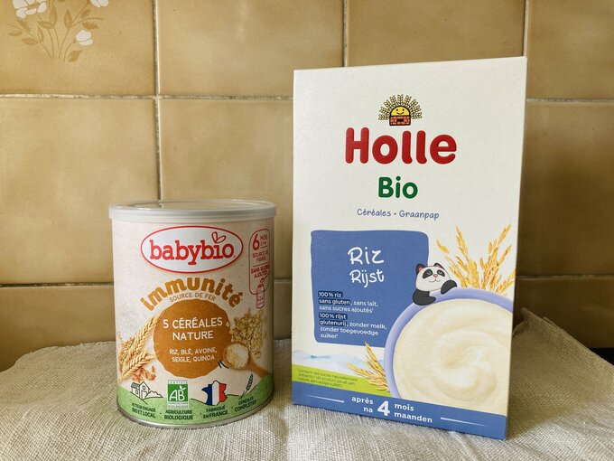 ドライ離乳食（右）と、ミルクに加えるシリアル（左）