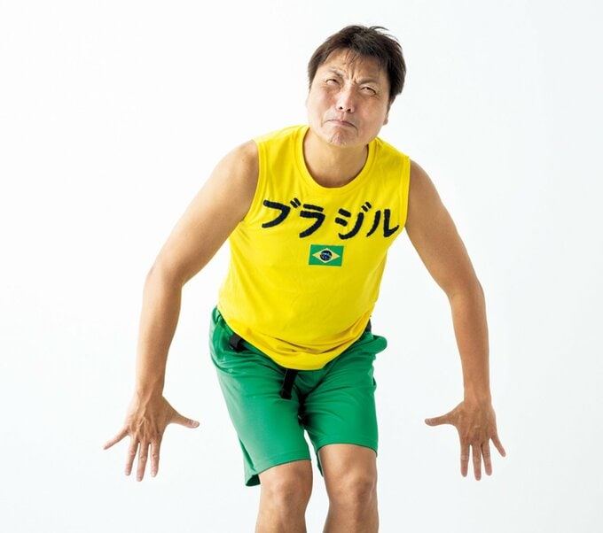 ポーズを取るサバンナの八木真澄さん