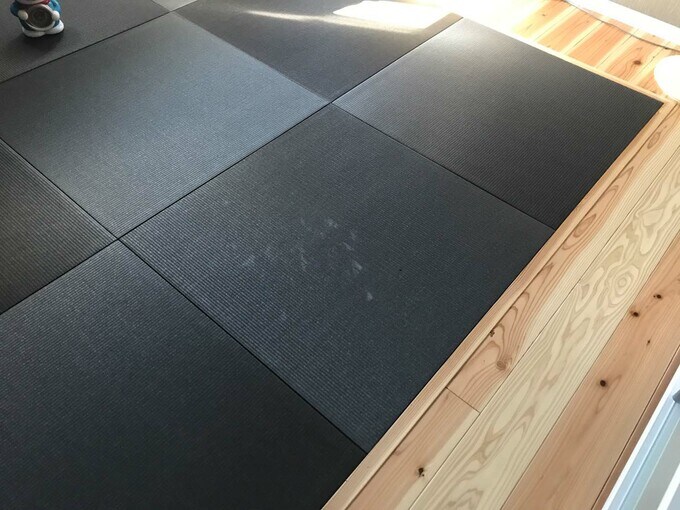 畳はキズが目立つ