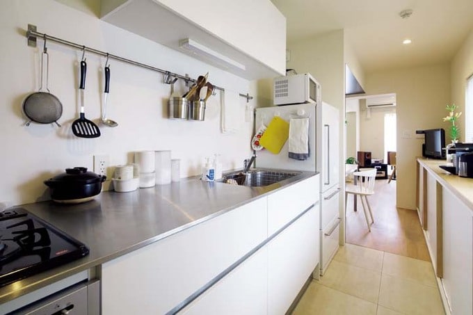 バックカウンターが便利なクローズドキッチン