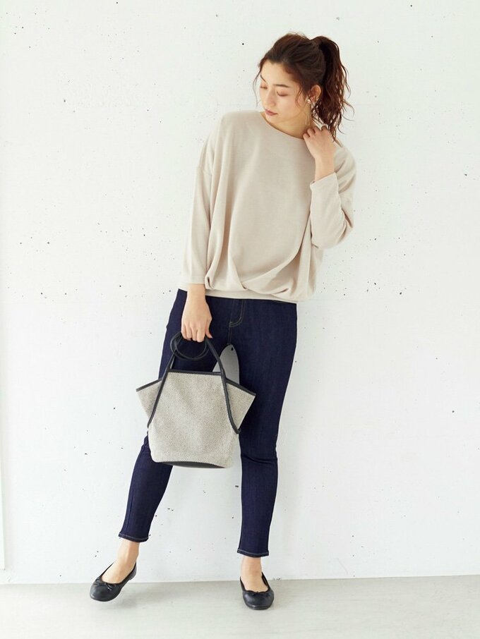 バッグを持った女性