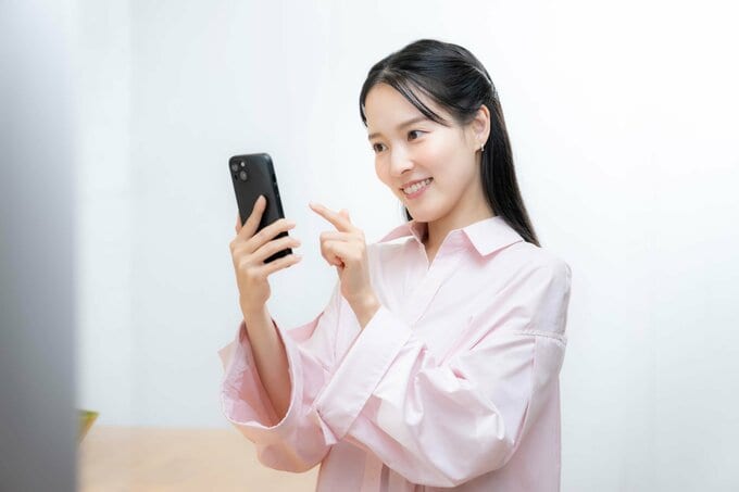 スマホを見る女性