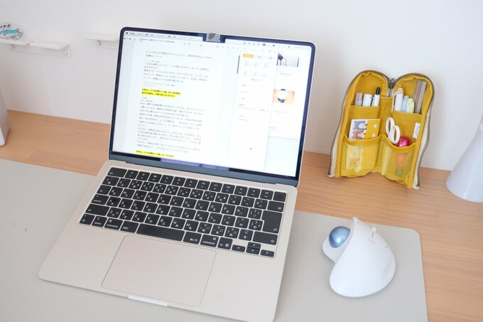 パソコンで記事を書いているところ