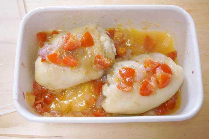 保存容器に鶏もも肉など