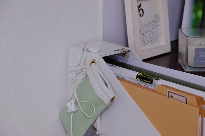 イヤホンをフックにかけて収納した様子