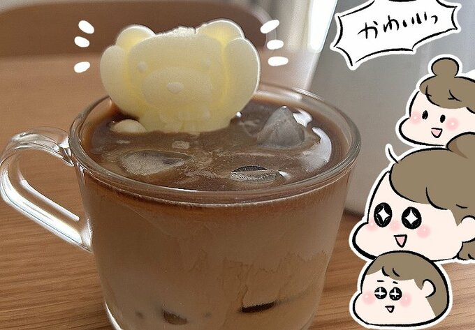 コーヒーに氷を浮かべている