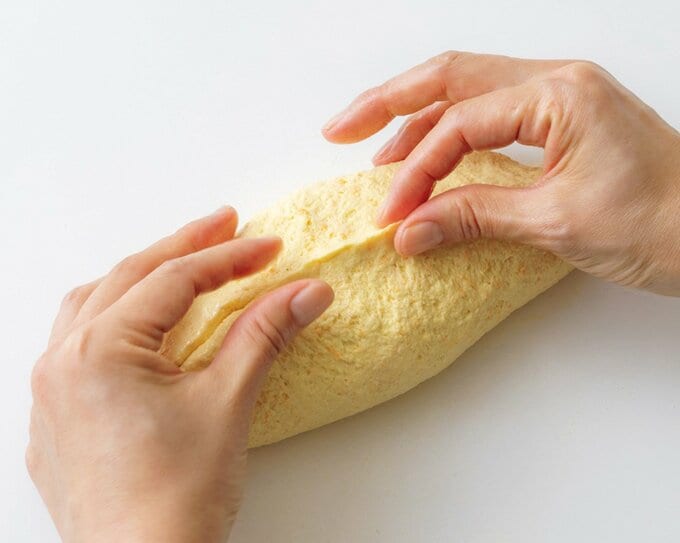 ニンジンパンのタネをつまんで成形