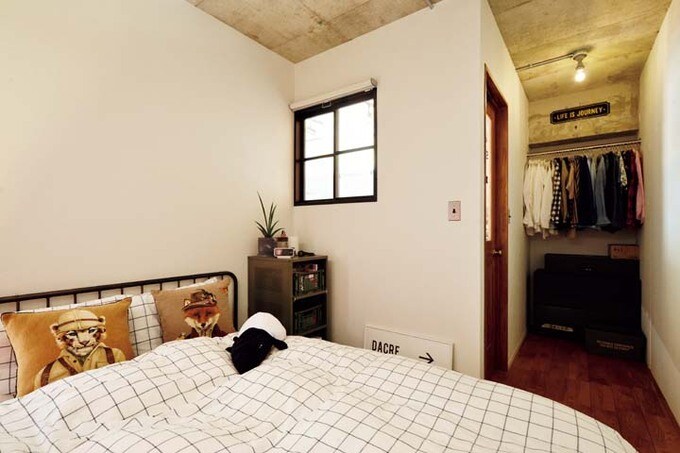 室内窓のある寝室