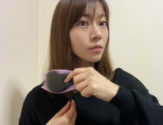 髪をとかす女性