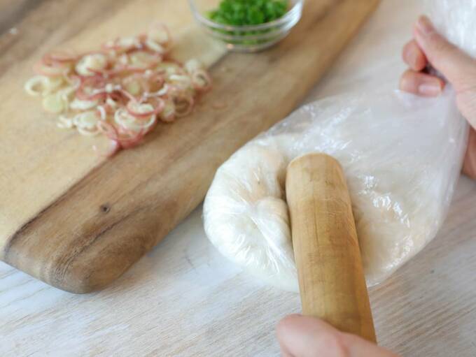 ポリ袋に入った長芋をたたく